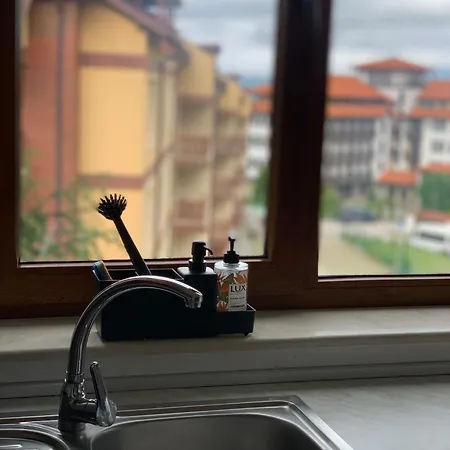 Mountain View With Balcony & Access Nearby - Serendipity 아파트