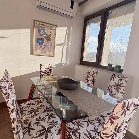 아파트 Mountain View With Balcony & Access Nearby - Serendipity 반스코