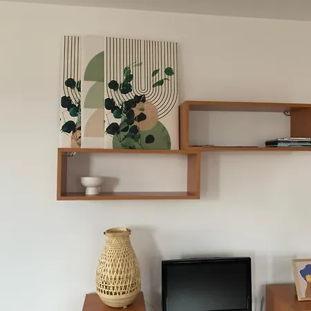 Mountain View With Balcony & Access Nearby - Serendipity * 반스코
