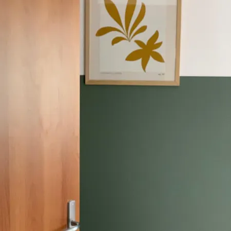 Mountain View With Balcony & Access Nearby - Serendipity 반스코