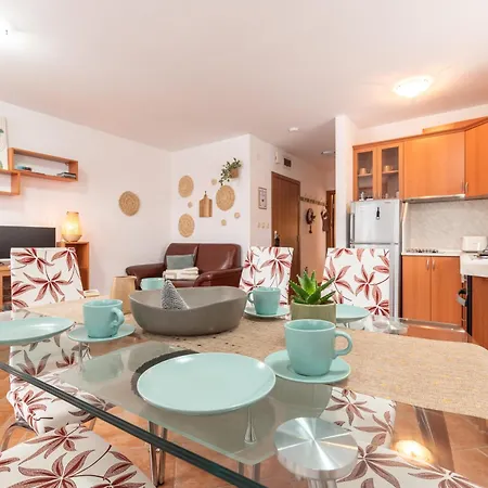 아파트 Mountain View With Balcony & Access Nearby - Serendipity *
