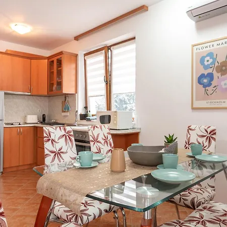 Apartamento Mountain View With Balcony & Access Nearby - Serendipity *