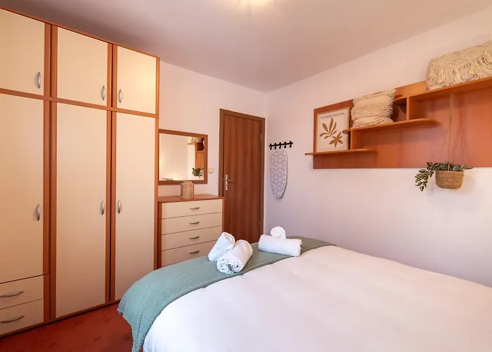 Mountain View With Balcony & Access Nearby - Serendipity *